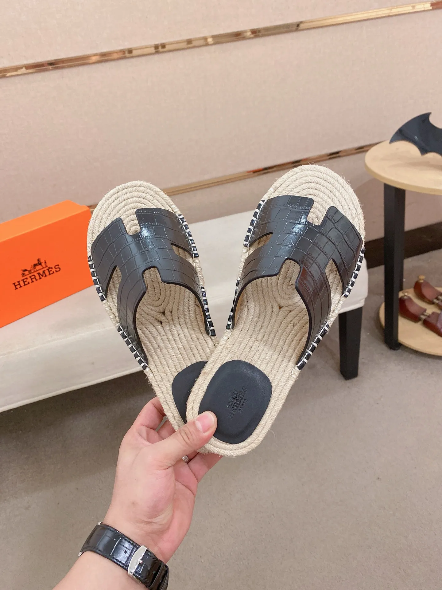 Factory price: 340💰high-end version. "HERMES" Hermès 💁♂️Men's casual slippers, compare the quality at the counter🧚🏿♂️ The upper is made of cowhide leather 🐊crocodile pattern workmanship, purely hand-drawn, raw rubber breathable and non-slip outsole, the inner is breathable and comfortable lambskin, the density is 100% comfortable, the original rubber outsole is wear-resistant and has a code number of 38-44. Can be customized 45-46-47💥🏆